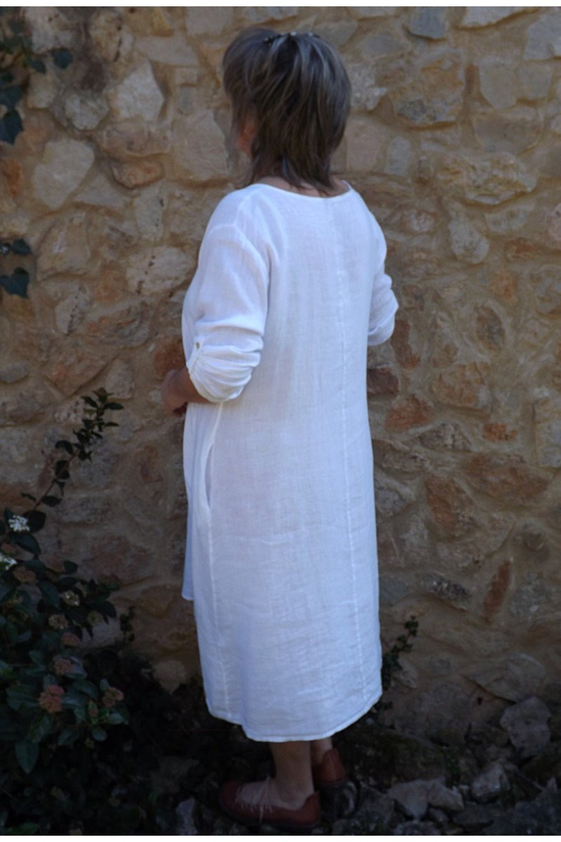 Robe longue en lin grande taille couleur blanche .