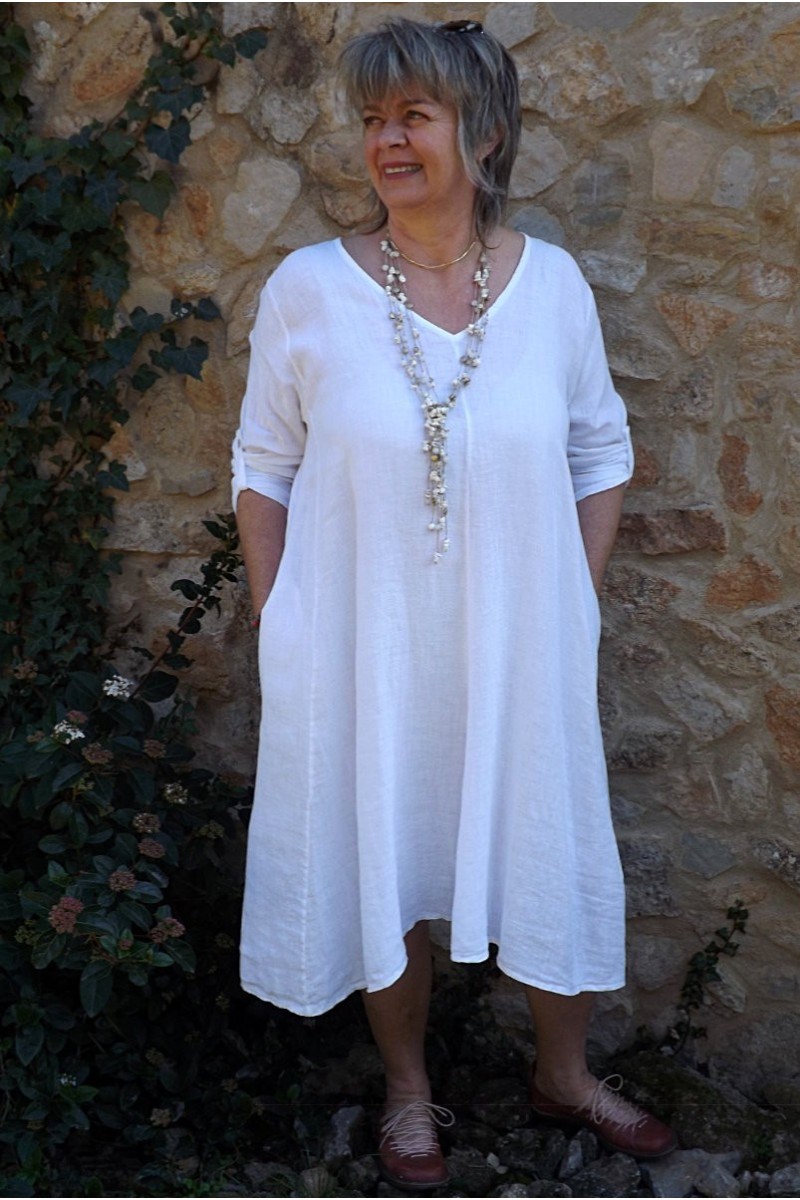 Robe longue en lin grande taille couleur blanche .