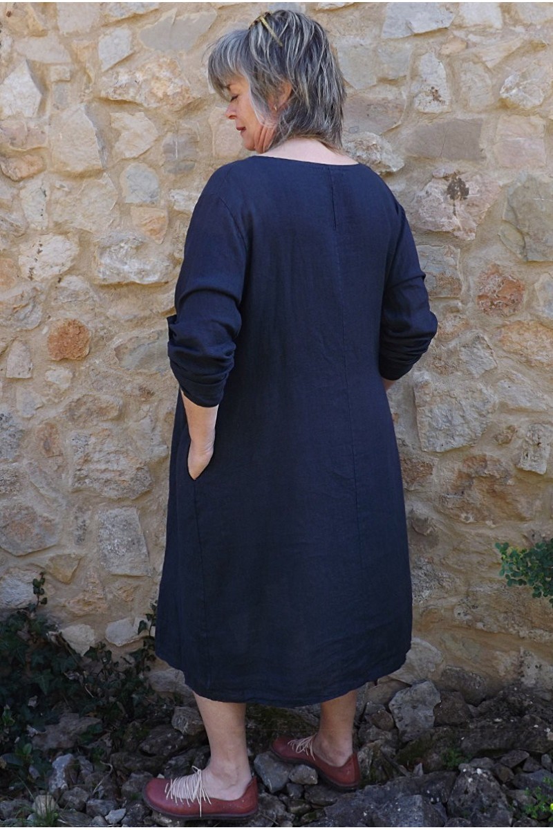 Robe longue en lin grande taille couleur marine .