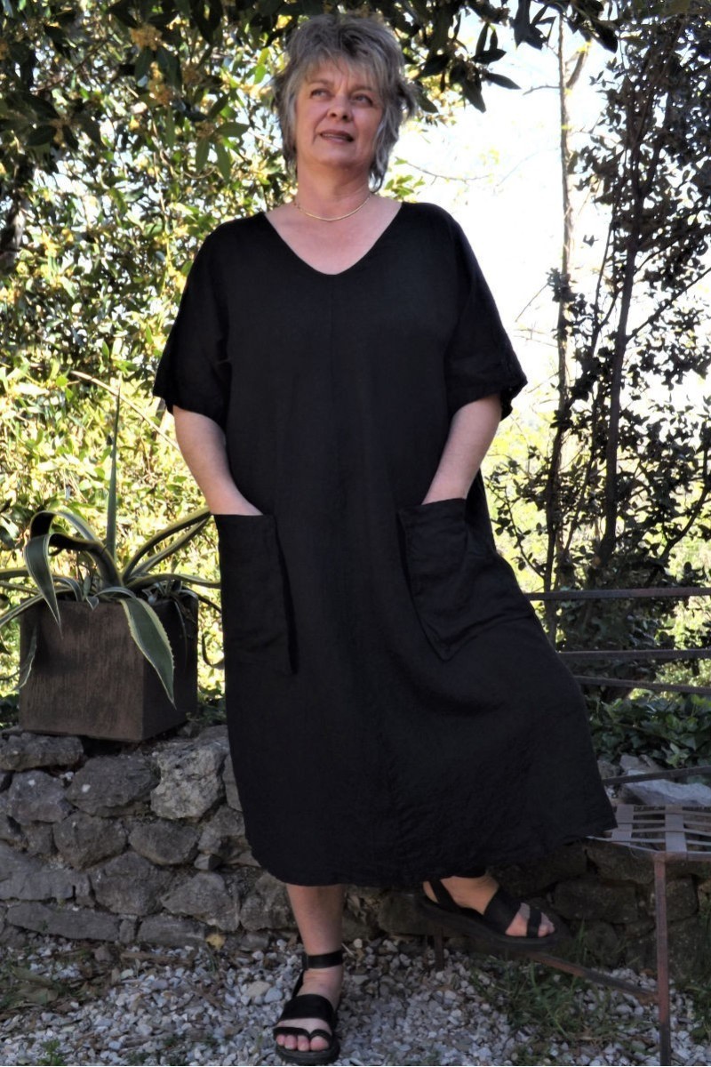 Robe longue en lin grande taille de couleur noire.