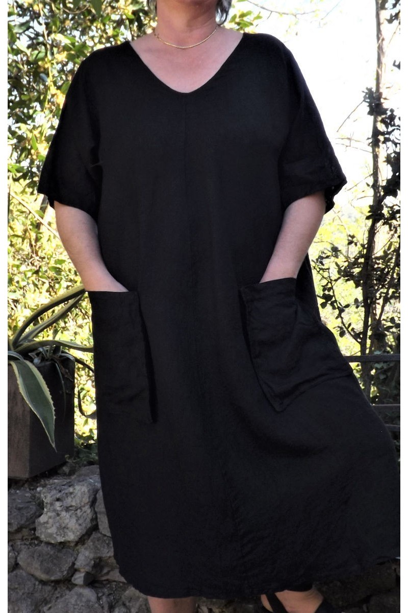 Robe longue en lin grande taille de couleur noire.