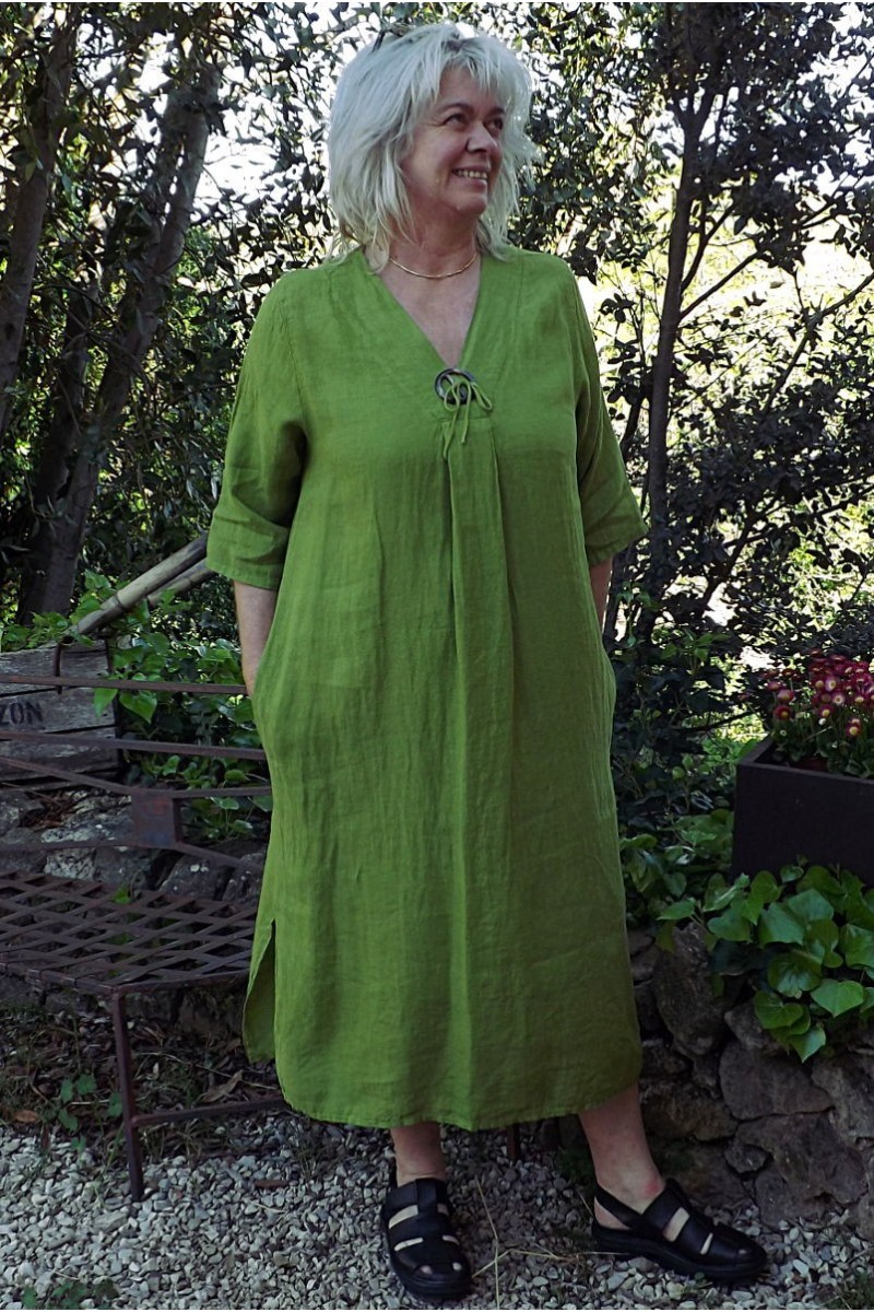 Robe longue en lin grande taille à col V de couleur acacia.