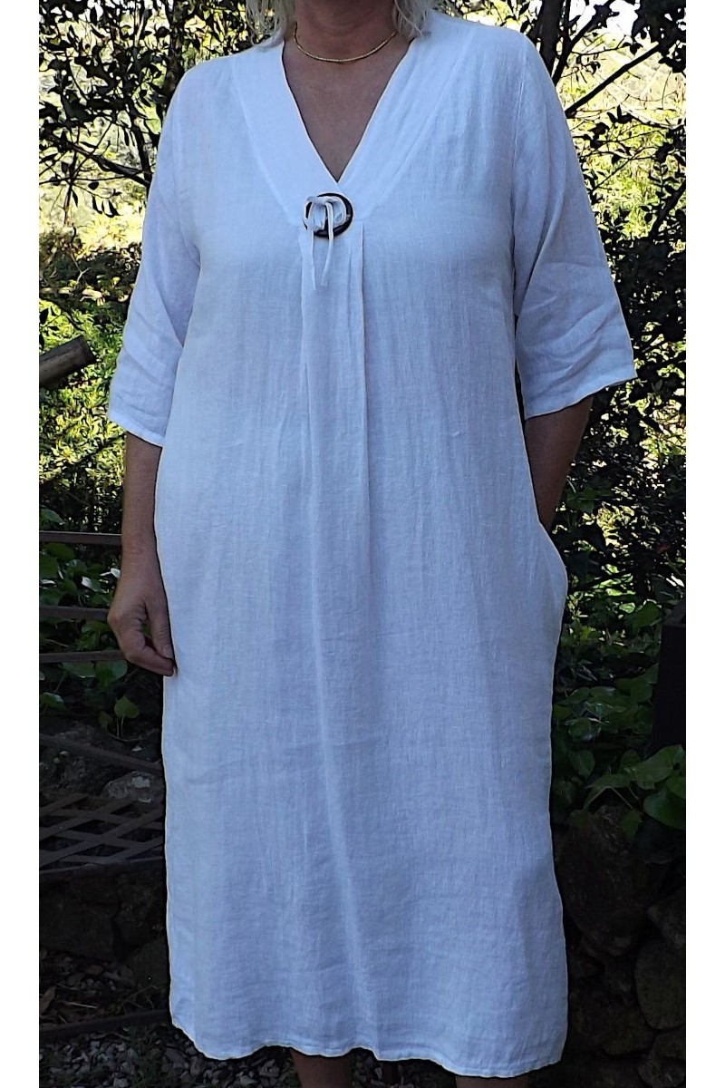 Robe longue en lin grande taille à col V de couleur blanche.