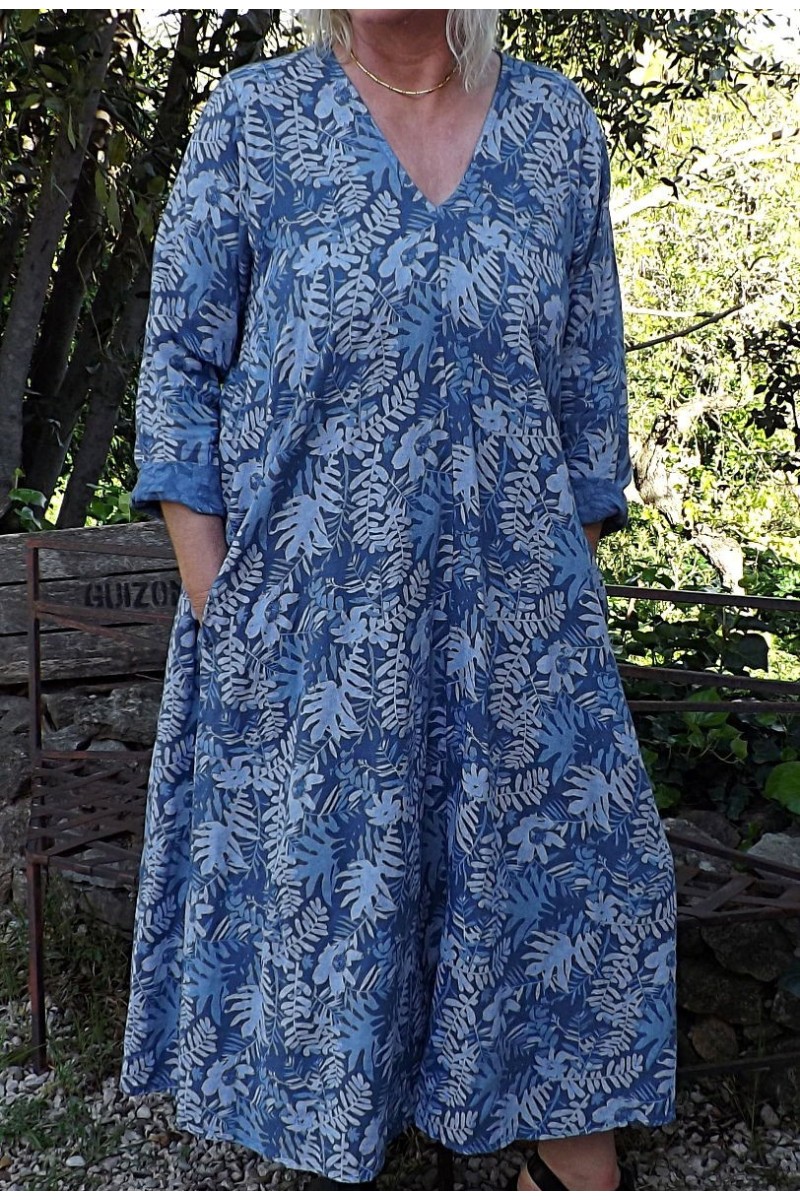 Robe longue en lin grande taille à manche longue de couleur bleue.