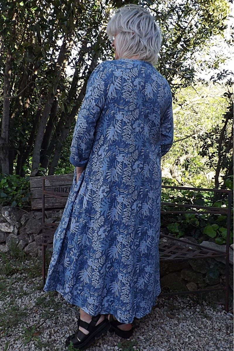 Robe longue en lin grande taille à manche longue de couleur bleue.