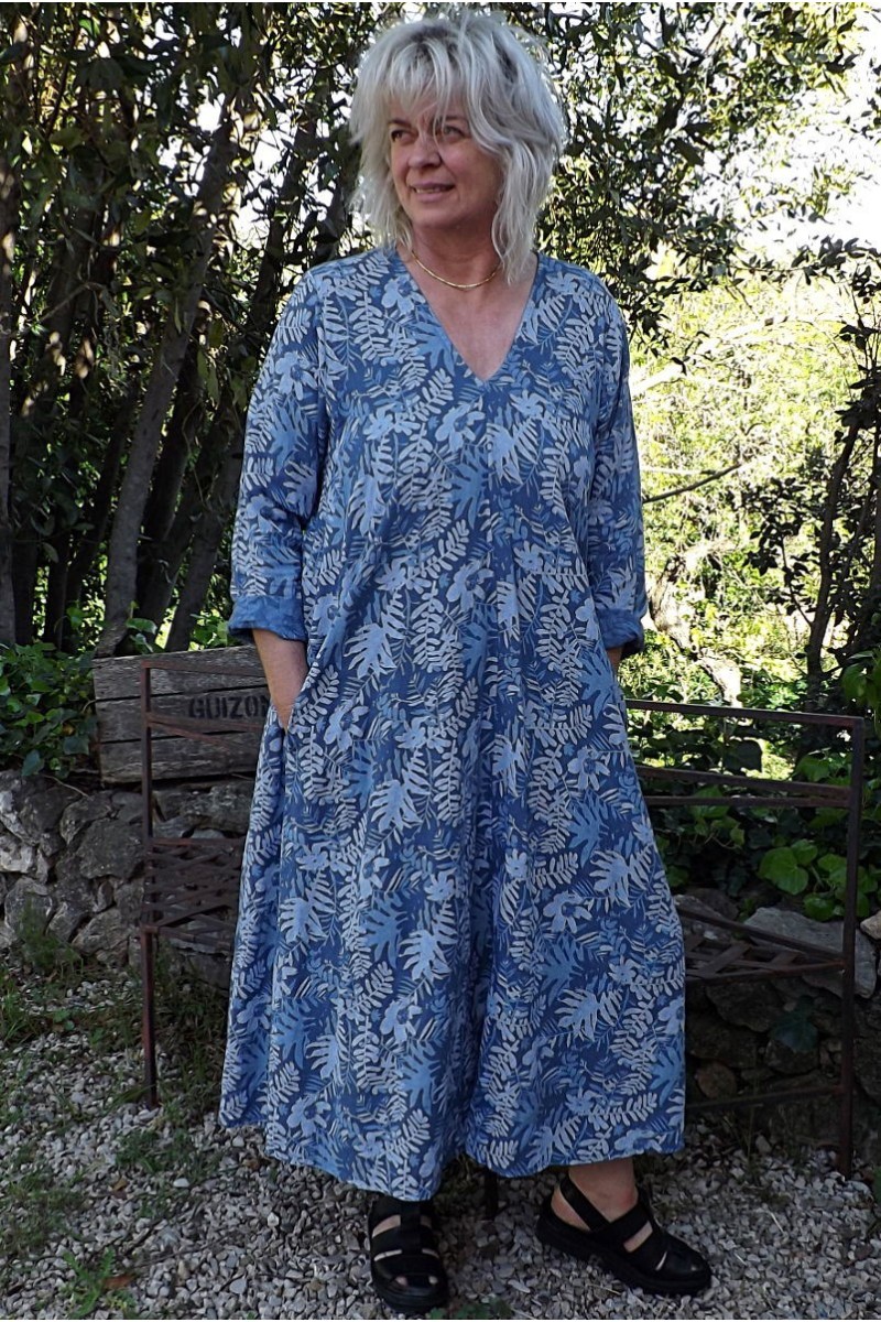 Robe longue en lin grande taille à manche longue de couleur bleue.