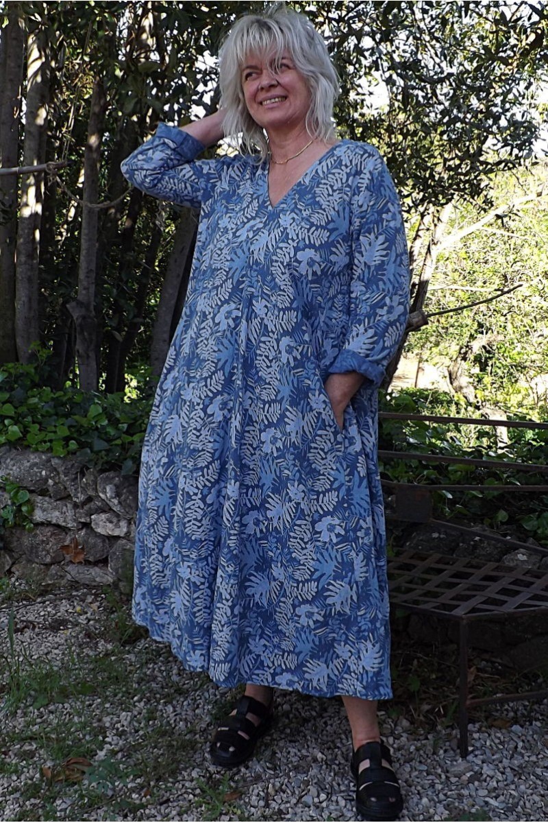 Robe longue en lin grande taille à manche longue de couleur bleue.