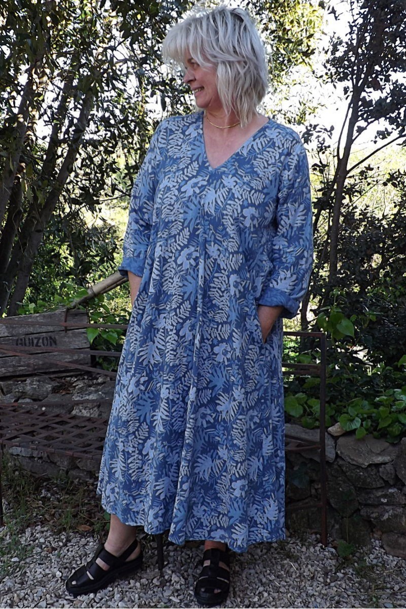 Robe longue en lin grande taille à manche longue de couleur bleue.