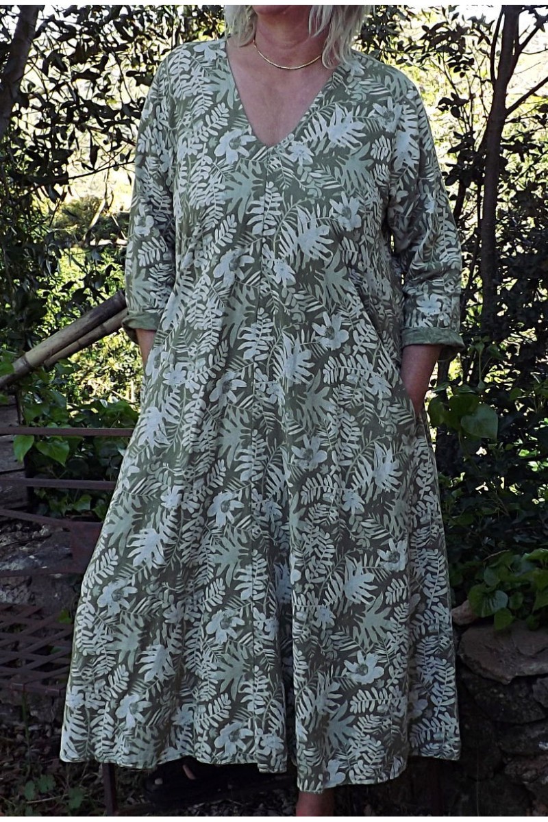 Robe longue en lin grande taille à manche longue de couleur olive.