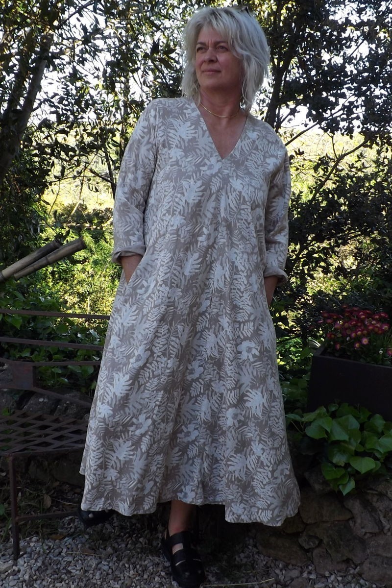 Robe longue en lin grande taille à manche longue de couleur taupe.