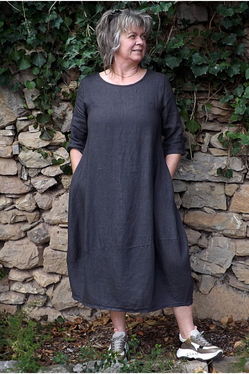 Robe longue en lin prémium grande taille de couleur anthracite.