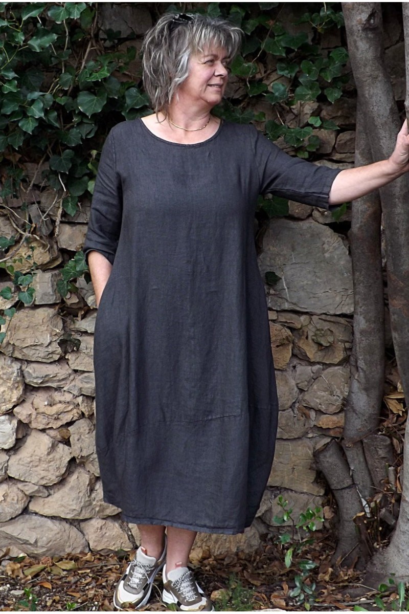 Robe longue en lin prémium grande taille de couleur anthracite.