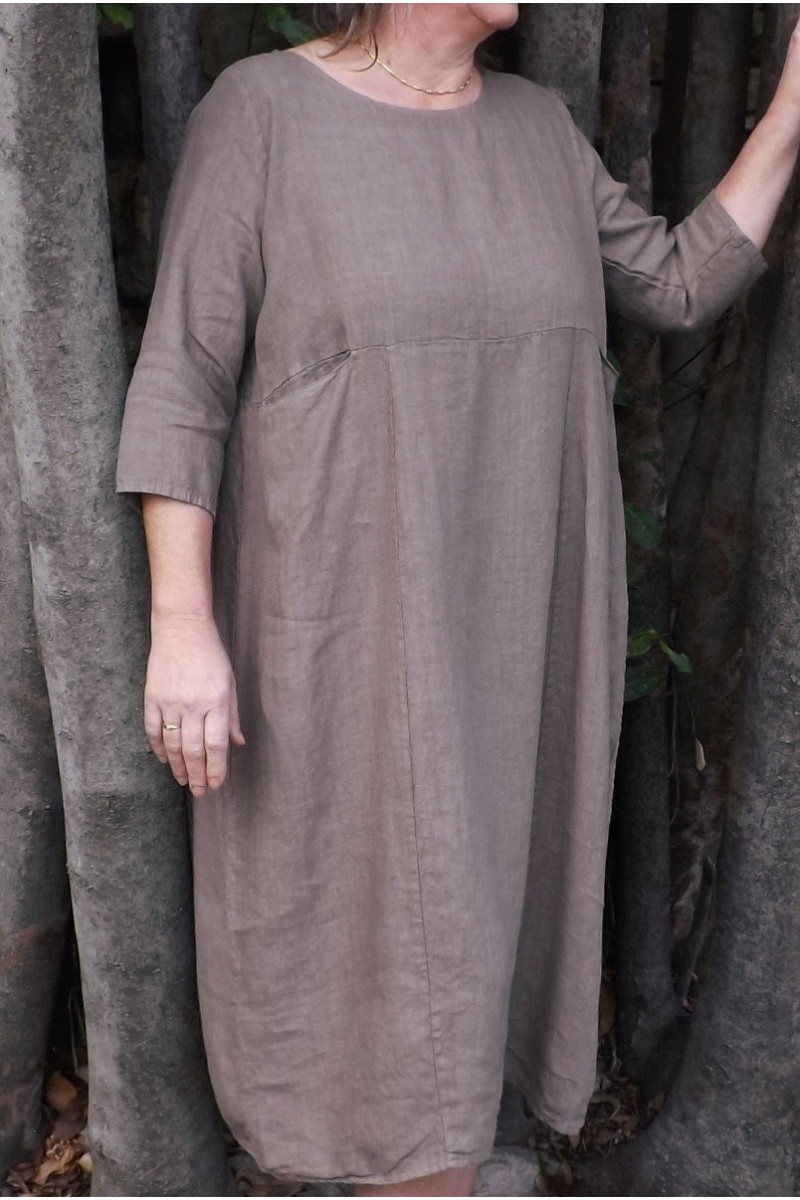 Robe longue en lin prémium grande taille de couleur taupe .