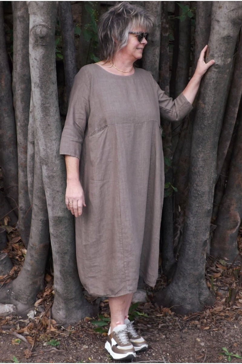 Robe longue en lin prémium grande taille de couleur taupe .