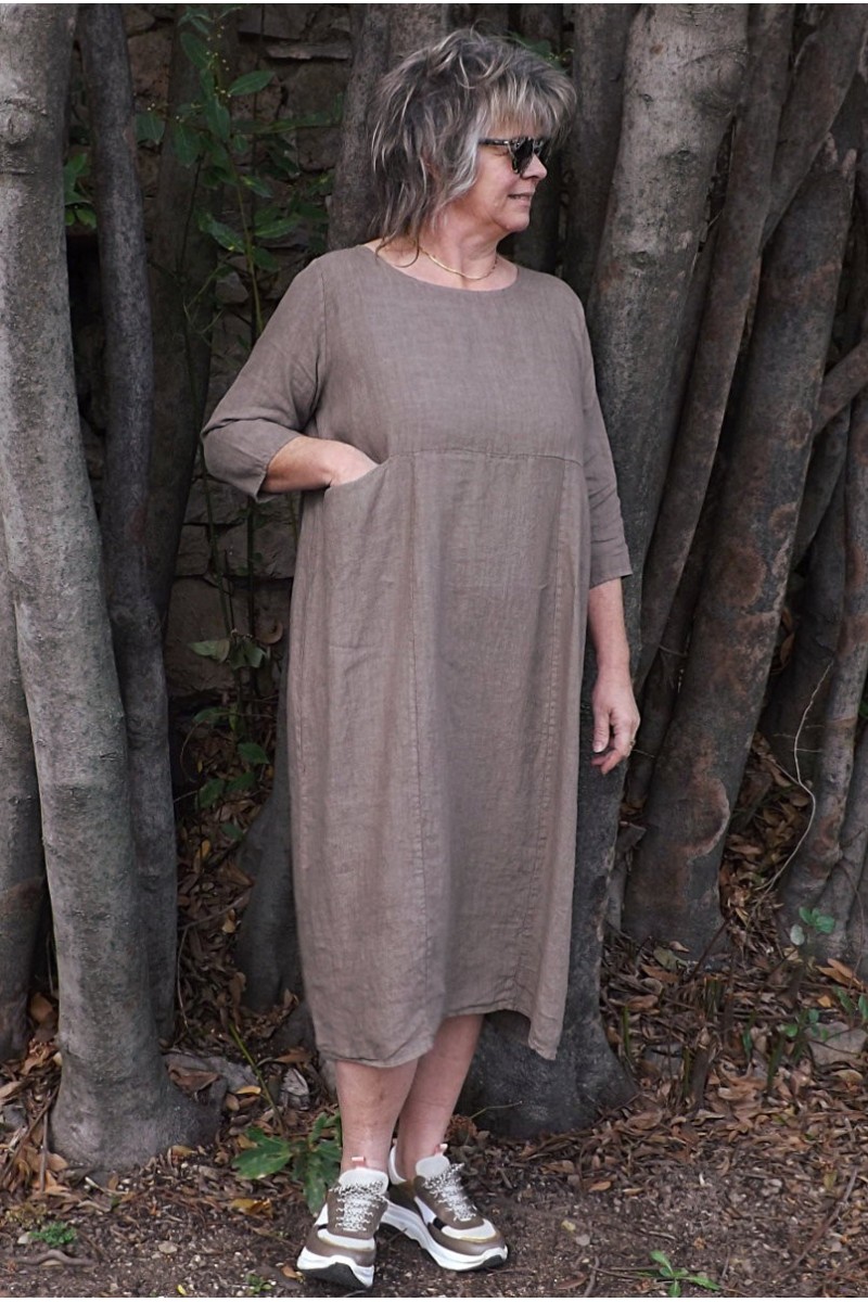 Robe longue en lin prémium grande taille de couleur taupe .