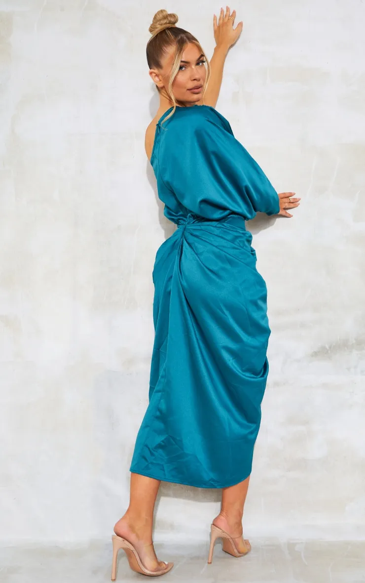 Robe mi-longue satinée drapée vert émeraude à épaule unique