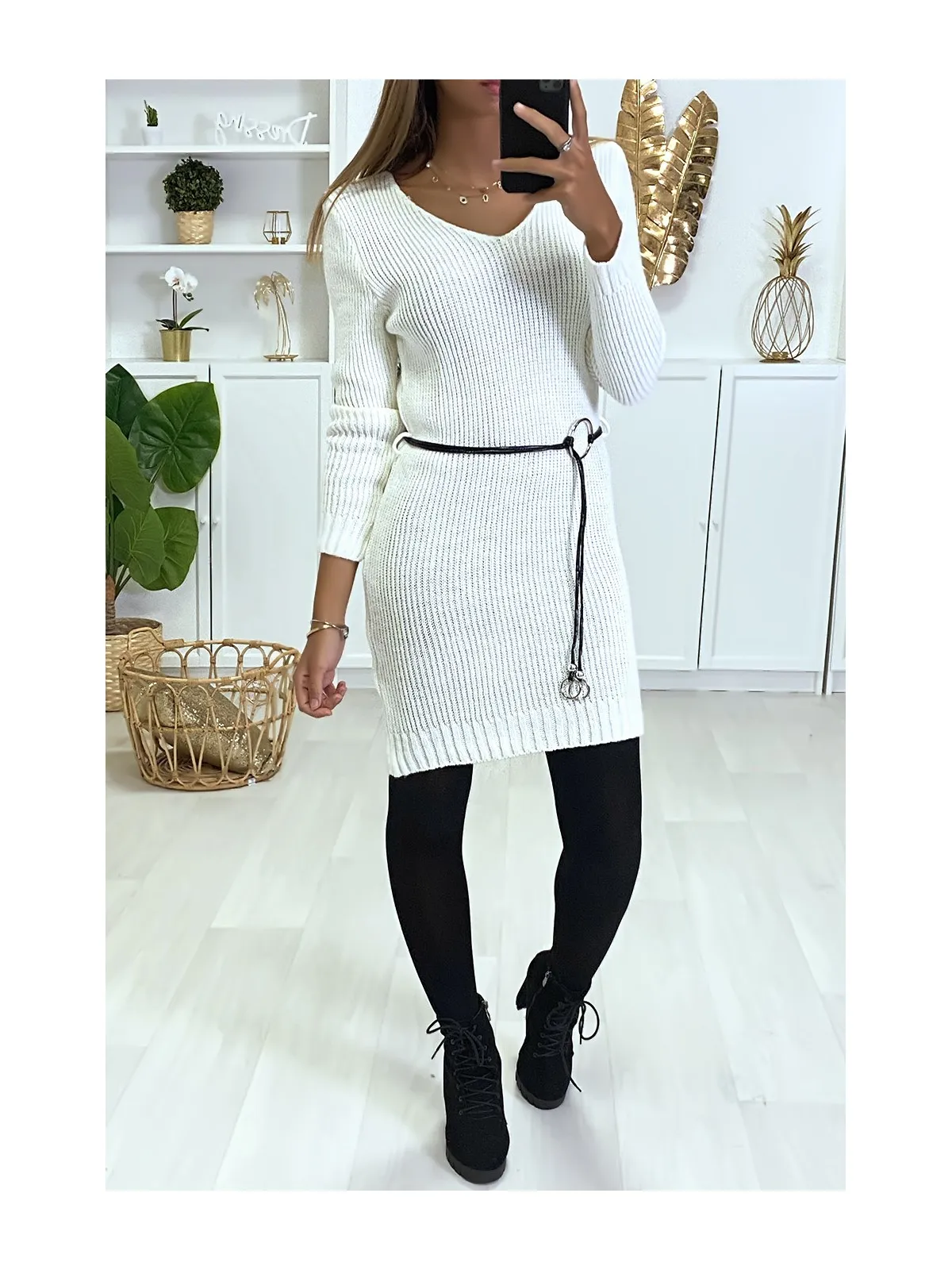 Robe Pull Blanche en maille et ceinture en simili.