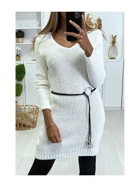 Robe Pull Blanche en maille et ceinture en simili.