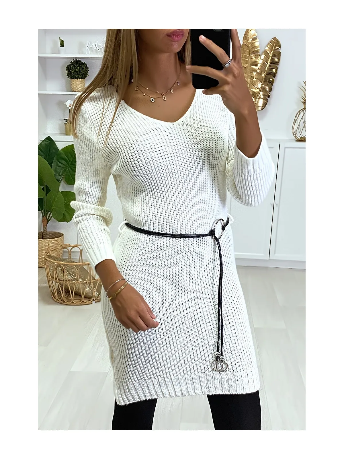 Robe Pull Blanche en maille et ceinture en simili.