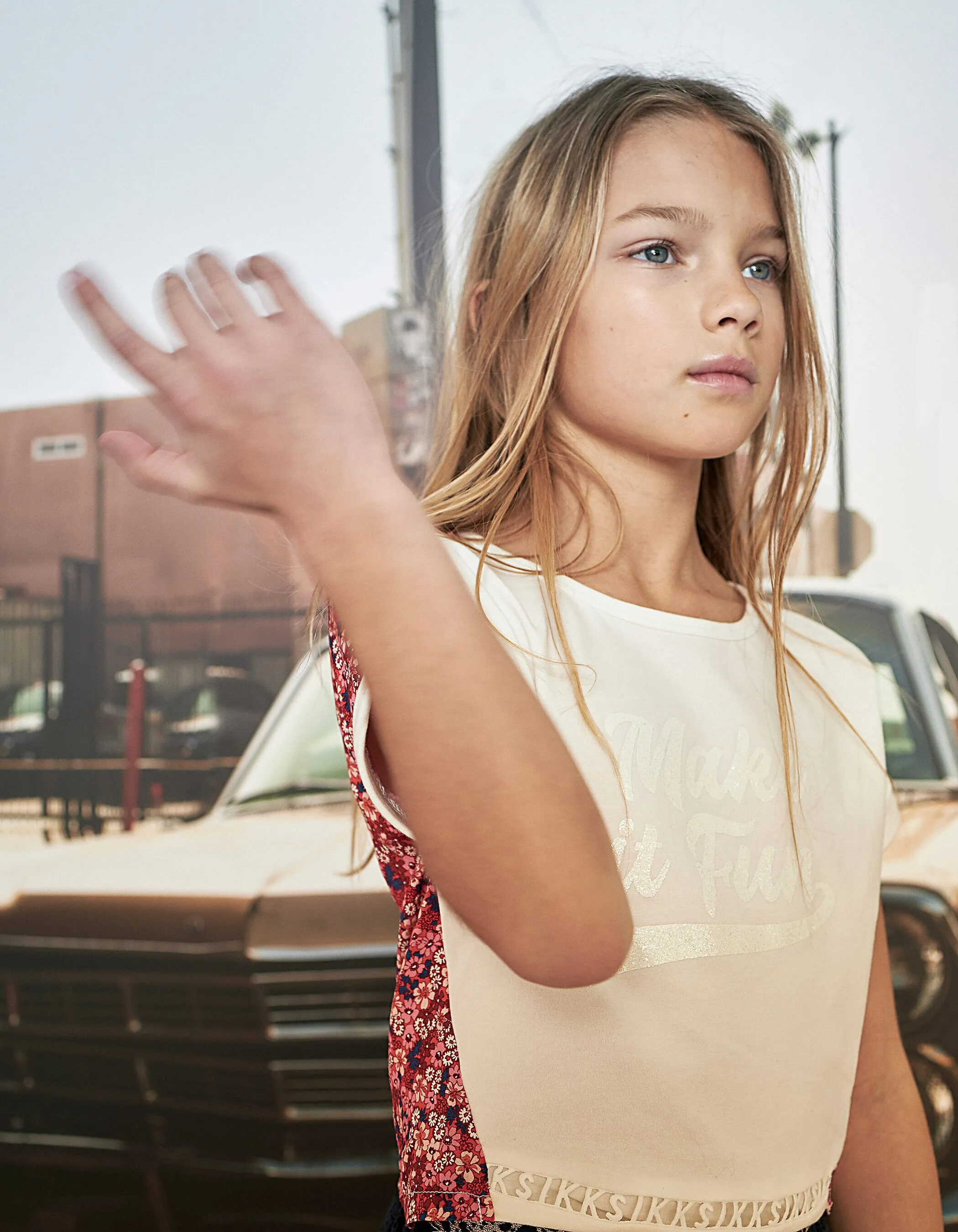 Tee-shirt cropped blanc cassé et fleuri fille