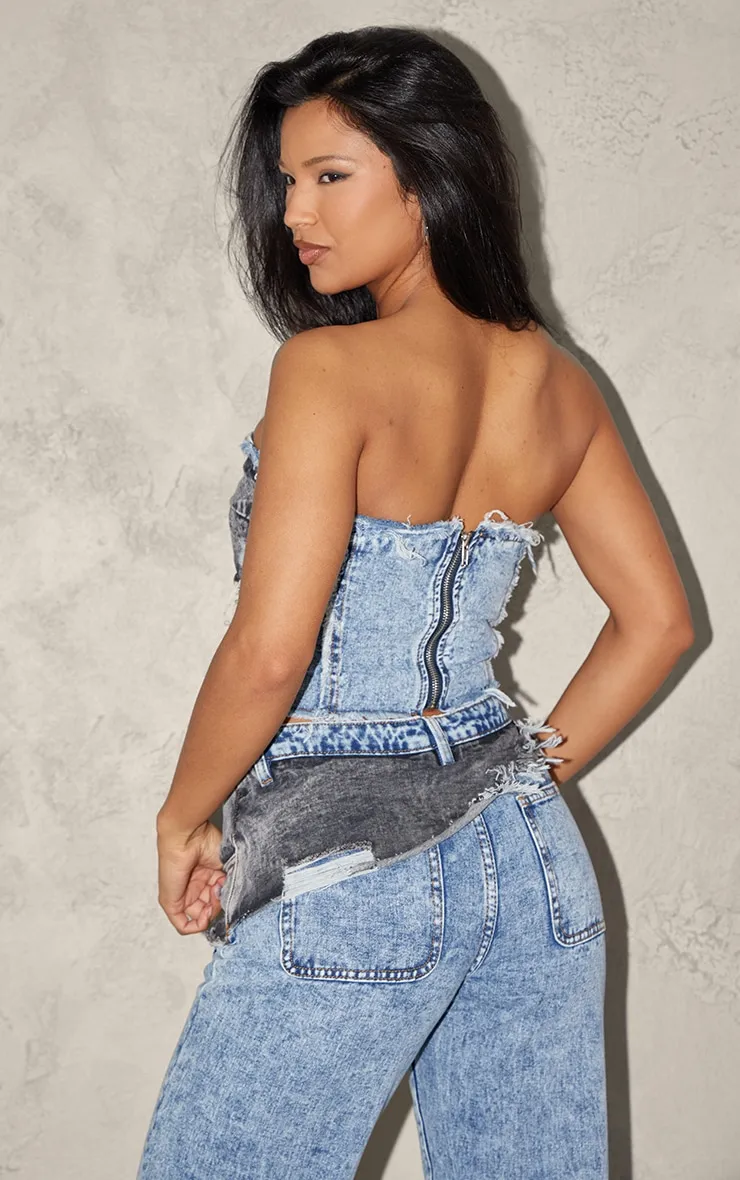 Top bustier en jean bleu javélisé à parties superposées et ourlet élimé