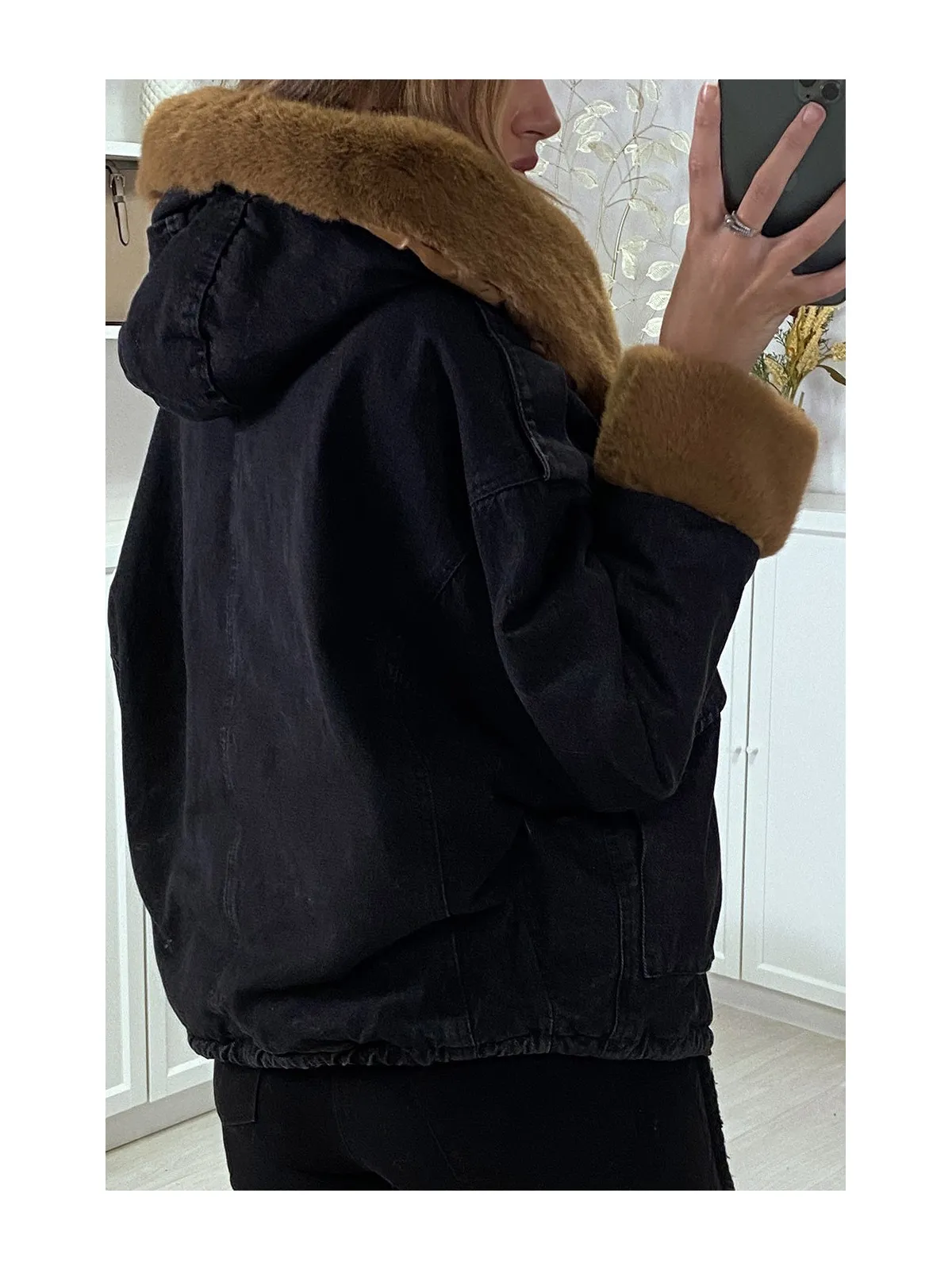 Veste en jean noire à fausse fourrure camel et capuche